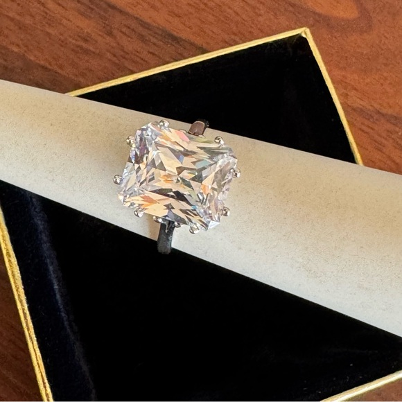 Exquisite Radiant Cut CZ Ring - Picture 4 of 8